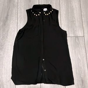Sleeveless black button down with 80s feel
